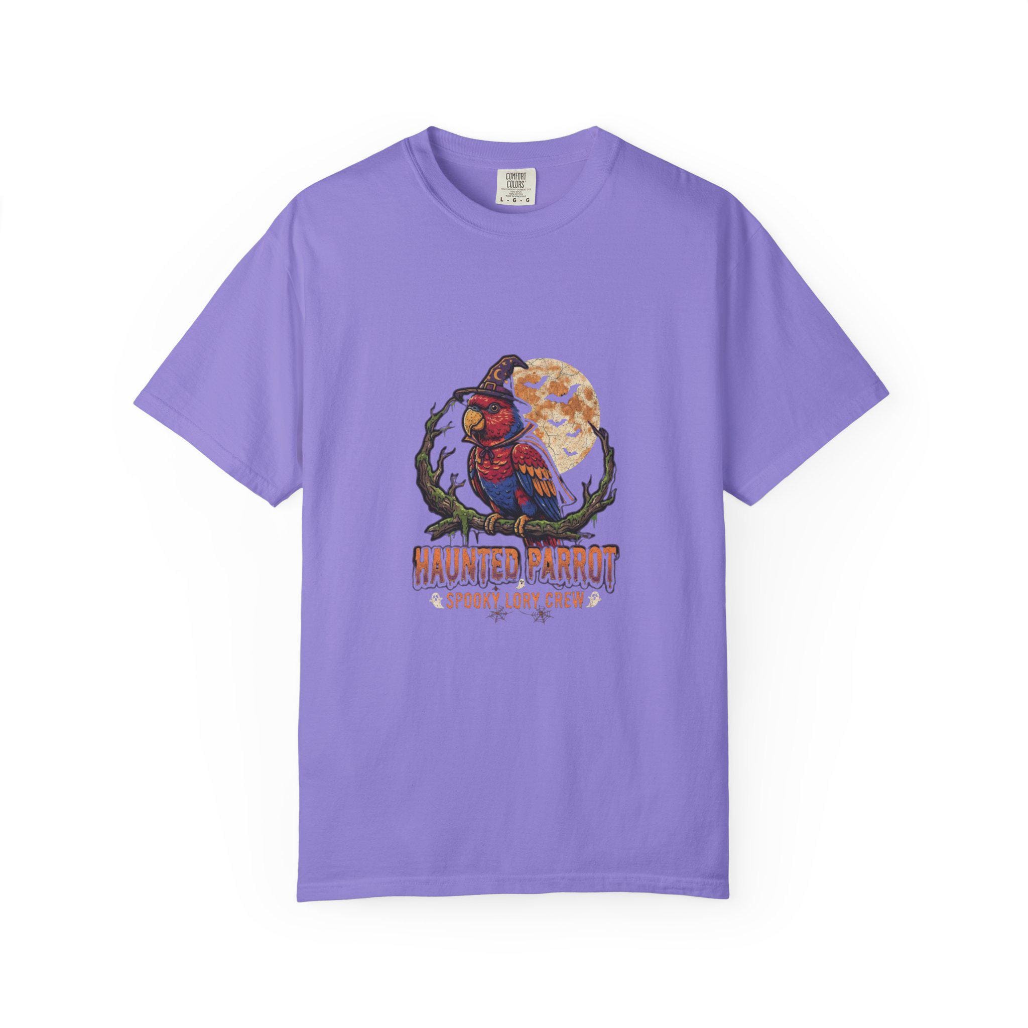 Haunted Lory Parrot Halloween T-Shirt, Spooky Lory Crew Gift, Cute Witch Hat Parrot Costume, Bird Mom Fall Graphic Tee, Gothic Bird Lover